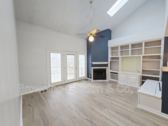 Photo - 5210 Village Way