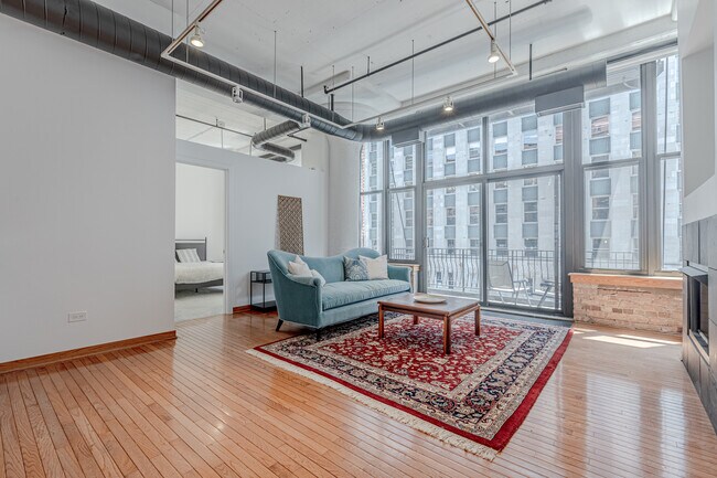 Building Photo - 333 W Hubbard St Unit 618