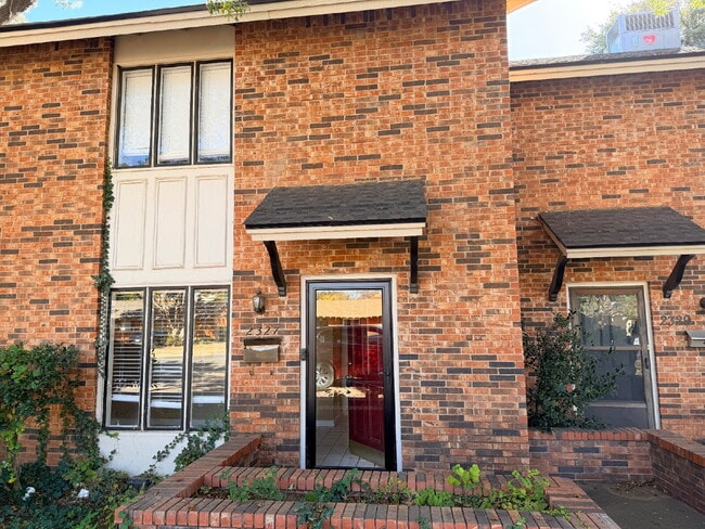 Building Photo - "Charming 3-Bed, 2-Bath Home in Lubbock – Spacious 1,233 Sq Ft Gem on 33rd Street!"