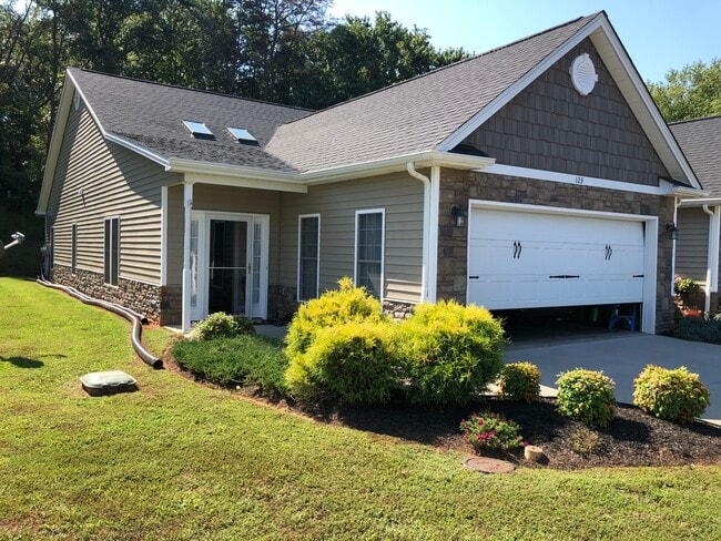 Unidad final con césped - 123 Chateau Place