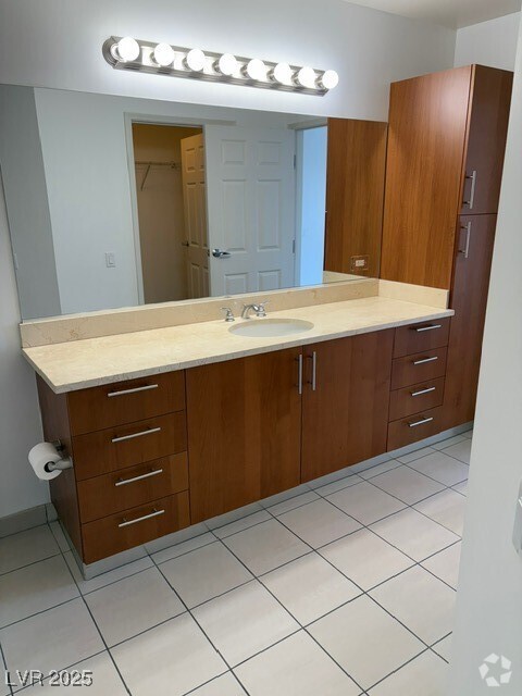 Building Photo - 200 W Sahara Ave Unit 3206 Rental