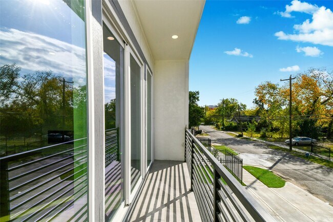 Photo - 3233 Tuam St