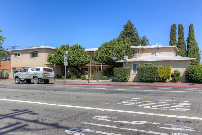 Photo - 805 W 9th St