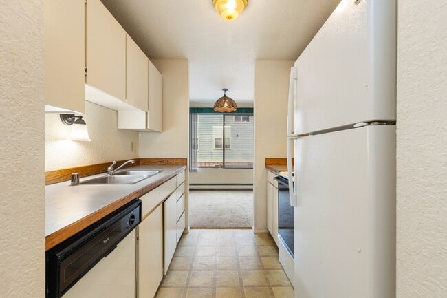 Photo - Spacious 1 Bedroom Apartment w/ Parking in Briercrest Unit 2