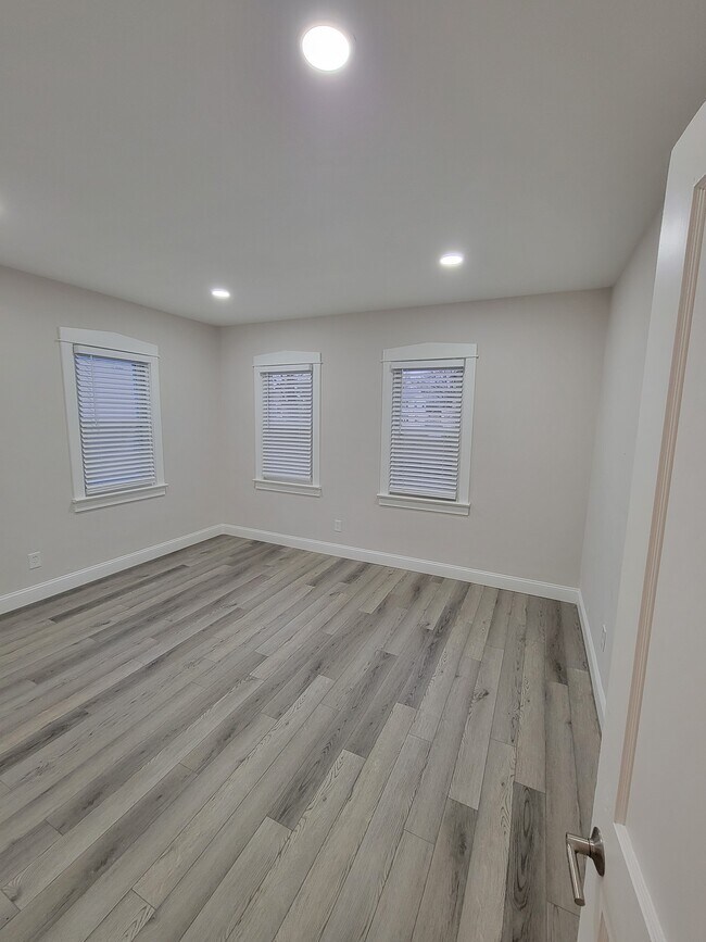 Photo - 300 W Kings Hwy Unit A