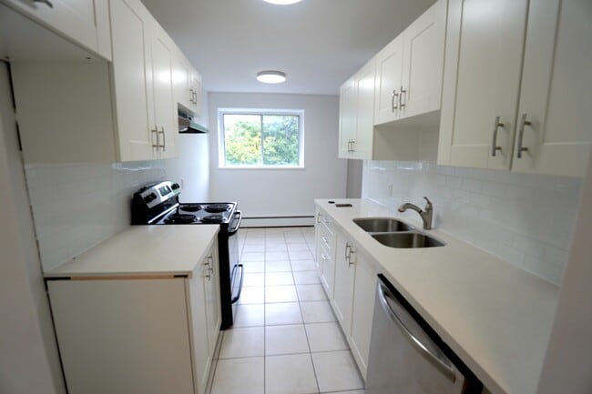 Photo - Spacious 2 Bedroom with in suite laundry and parking Unité 204