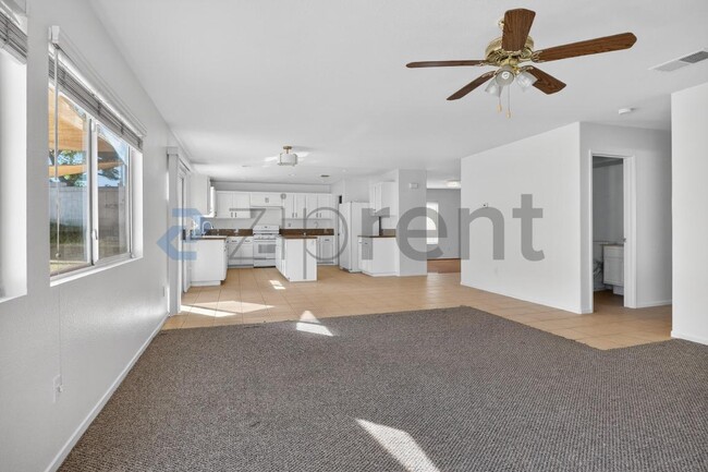 Photo - 703 Diamond Dr