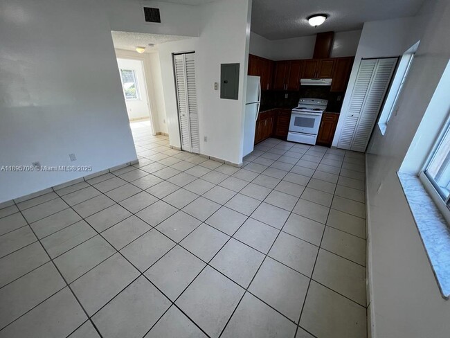 Photo - 452 SW 10th St Unidad 3
