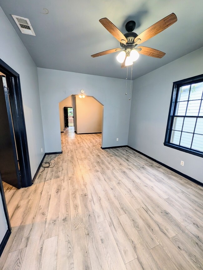 Photo - 1008 W 52nd St