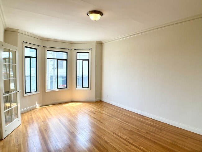 Building Photo - 1BR/1BA. Bay Windows, Laundry On-Site. GAR... Unit #205