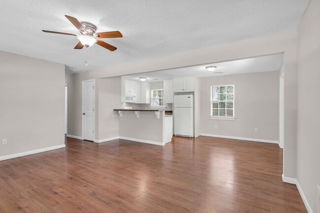 Photo - 3 Bedroom 2 Bathrooms in Piercfield Forest - Richmond Hill