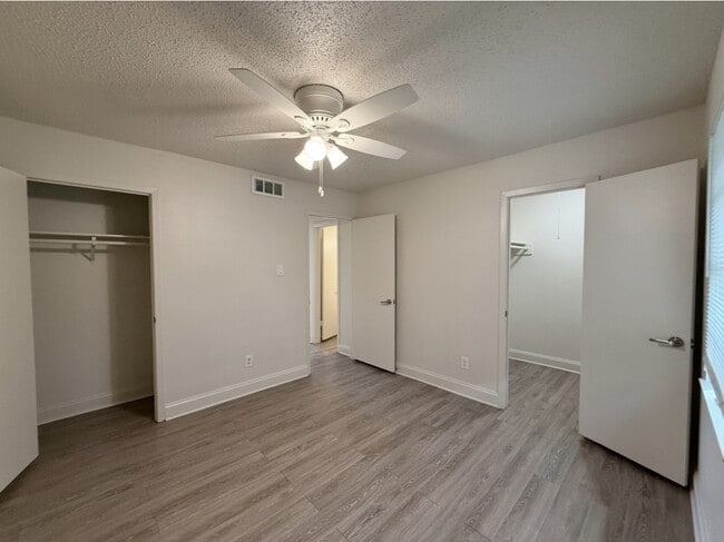 1 bedroom w/ large walk in closet