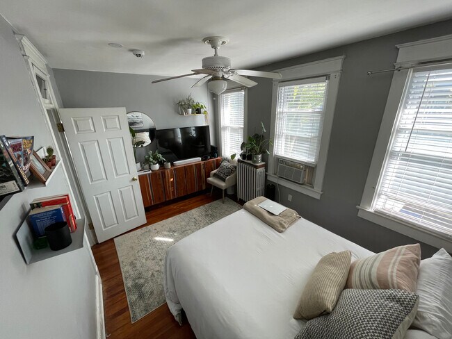 1122 Owen Place NE Unit Frontbedroom