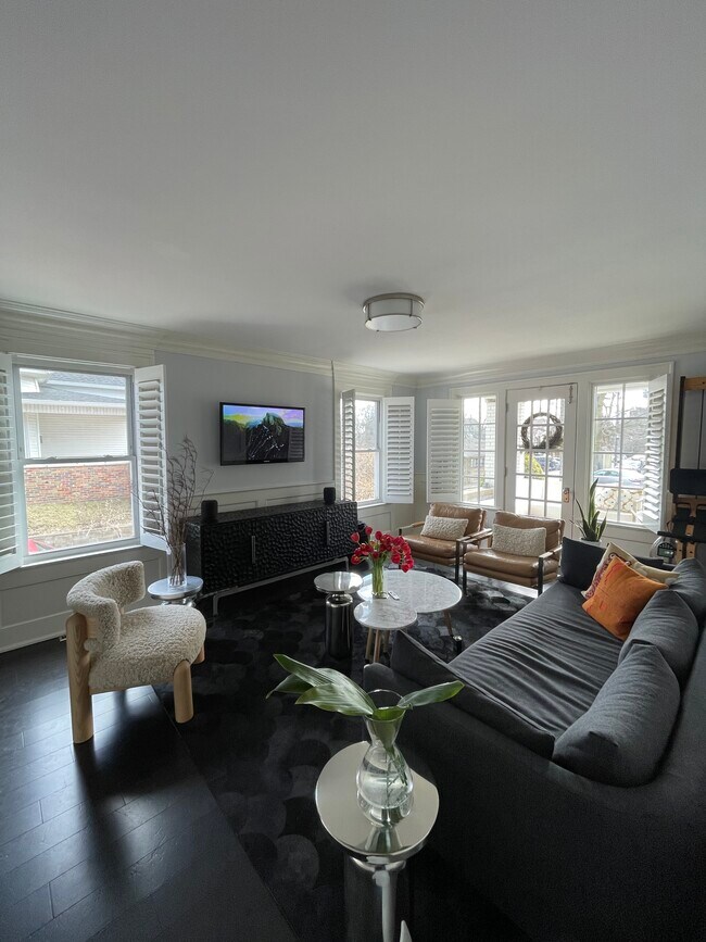 Unit 2 - 111 E 10th St Unit 2