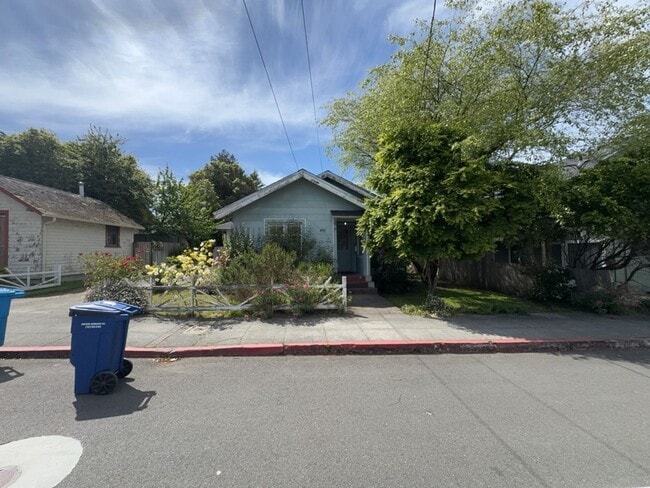 Building Photo - Sit out with your pet on the patio of this... Rental