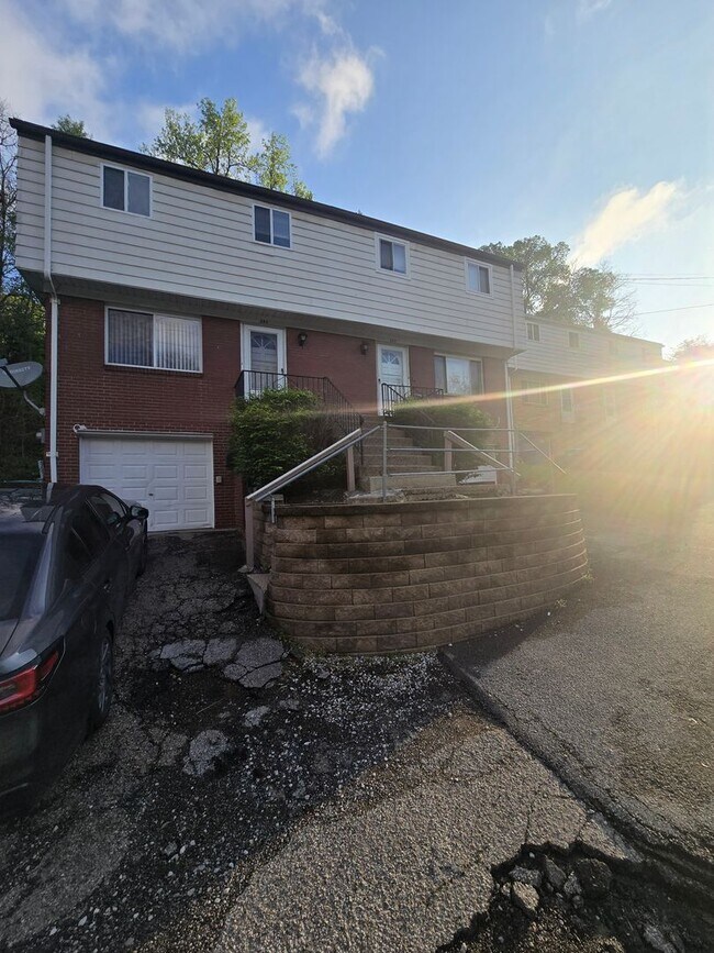 Photo - 3 Bedroom Townhouse - Penn Hills School District - Available NOW! Unidad 261UNIV