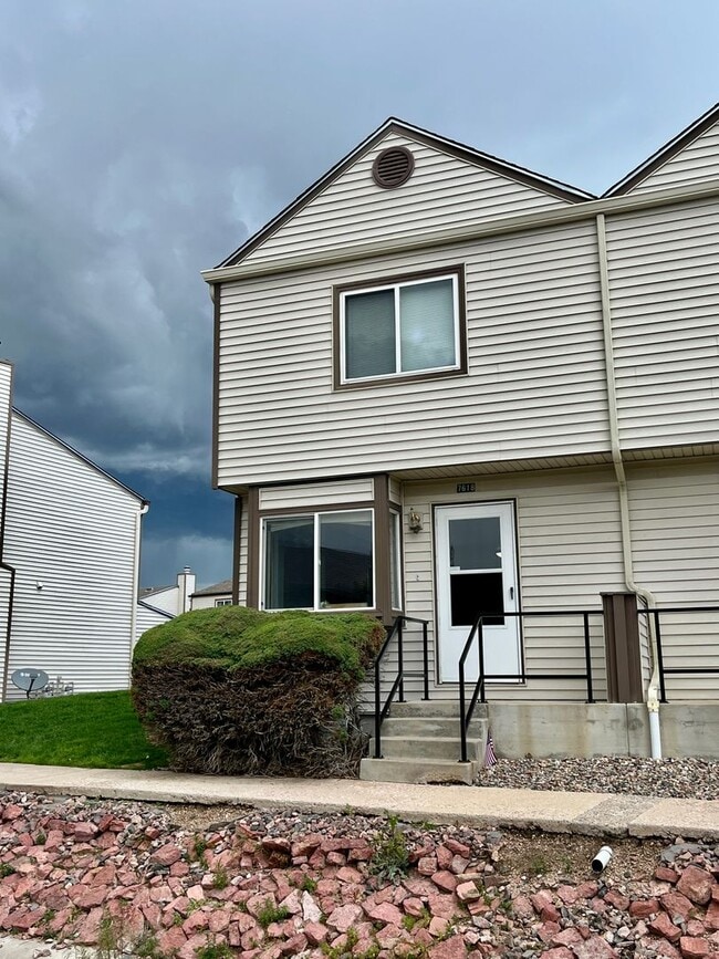 Building Photo - Charming 2 Bedroom Townhome in Briargate with so much new!