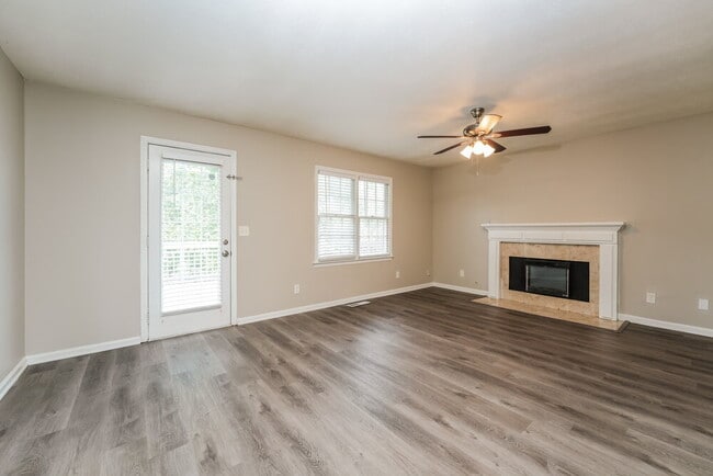 Photo - 1484 Yorktown Dr NW