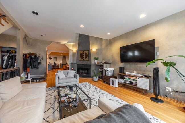 Photo - 1224 W Augusta Blvd Unit 2