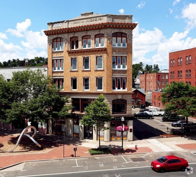 Building Photo - 136 Main St Unit 1 Bedroom Rental
