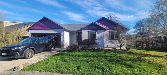 Building Photo - 125 S Ash St