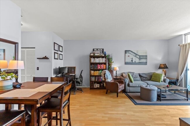 Photo - 1134 W Granville Ave Unidad 816