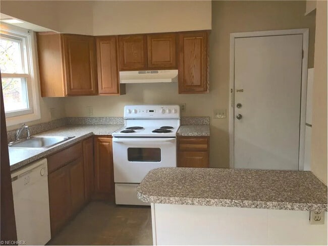 Kitchen - 1380 Webb Rd Unit Down