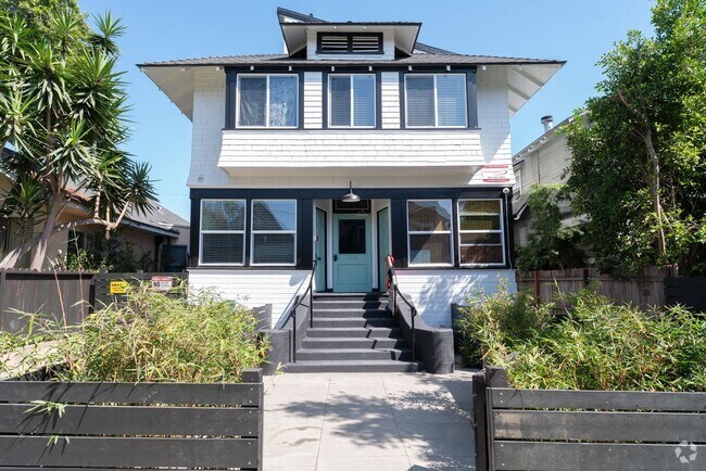 Building Photo - Spacious 2, 3 & 4 Bedroom Apartments
