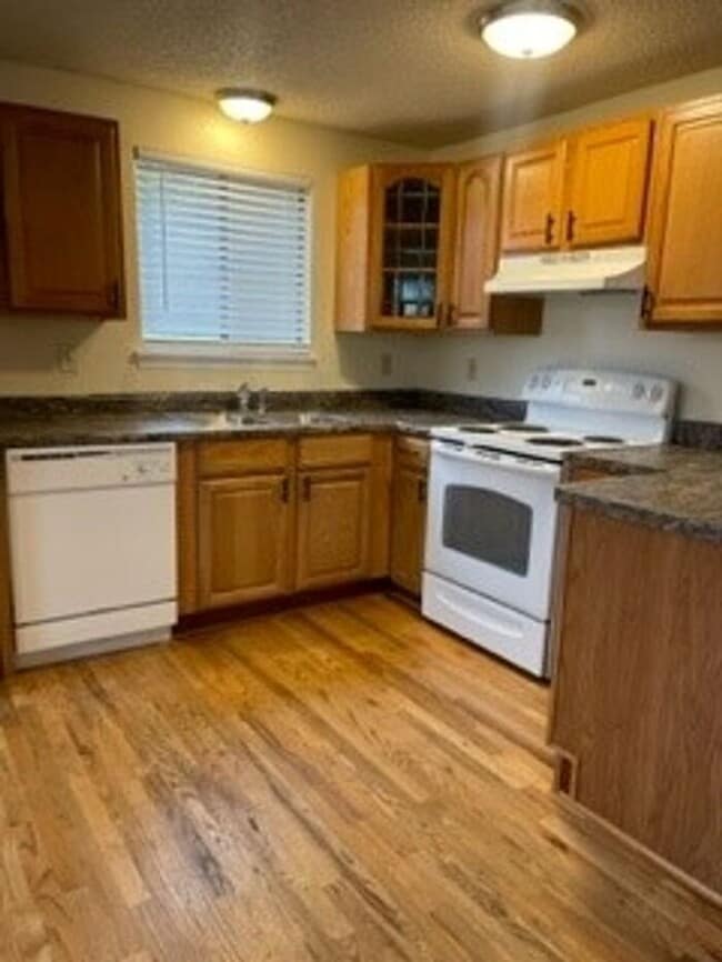 2 Bedroom, 1 Bath Condo in University Place/Tacoma!!