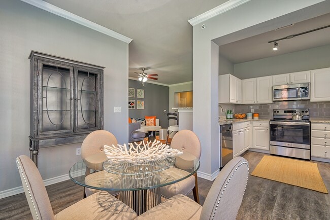 Spacious dining areas in select apartment homes. - Windsor Westbridge Apartamentos