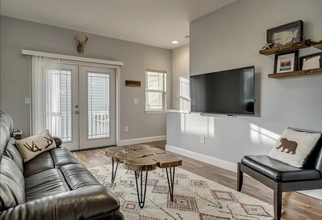 Photo - 337 N Ivy St