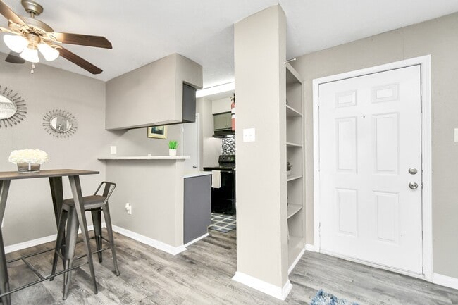 Building Photo - 12211 Fondren Rd Unit 1112