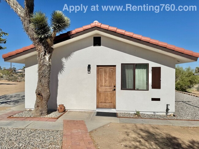 Building Photo - 2 Updated Homes on 1 Property! Unit 2 - 56949 Campanula St