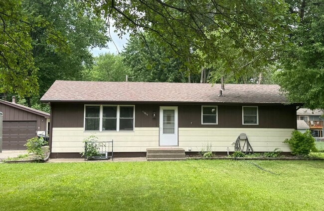 Building Photo - Great 4-Bed 2-Bath Home in Champlin - Available 7/1!