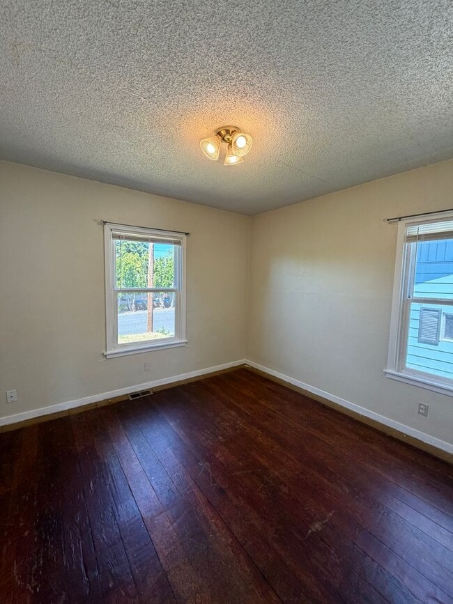 Photo - Adorable House with Large Yard, 1.2 Miles from Oregon Tech and Sky Lakes Medical Center!