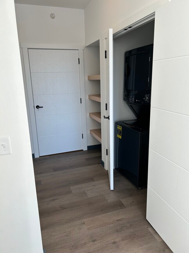Laundry/Linen Closet