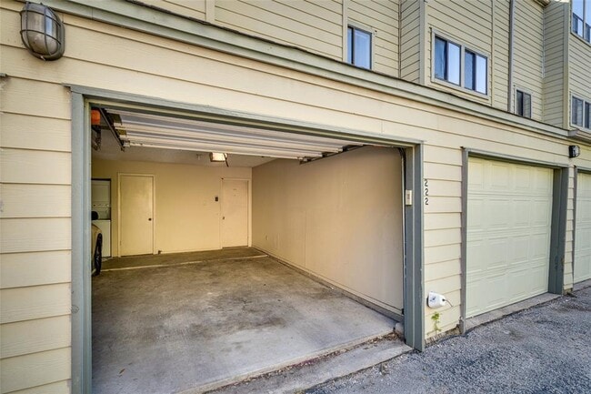 Building Photo - 2612 San Pedro St Unit 222