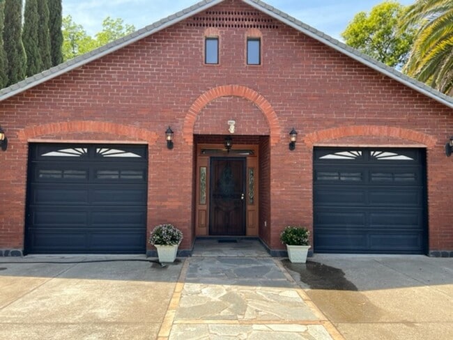Building Photo - Available Now! Beautiful Single Story home in Carmichael.