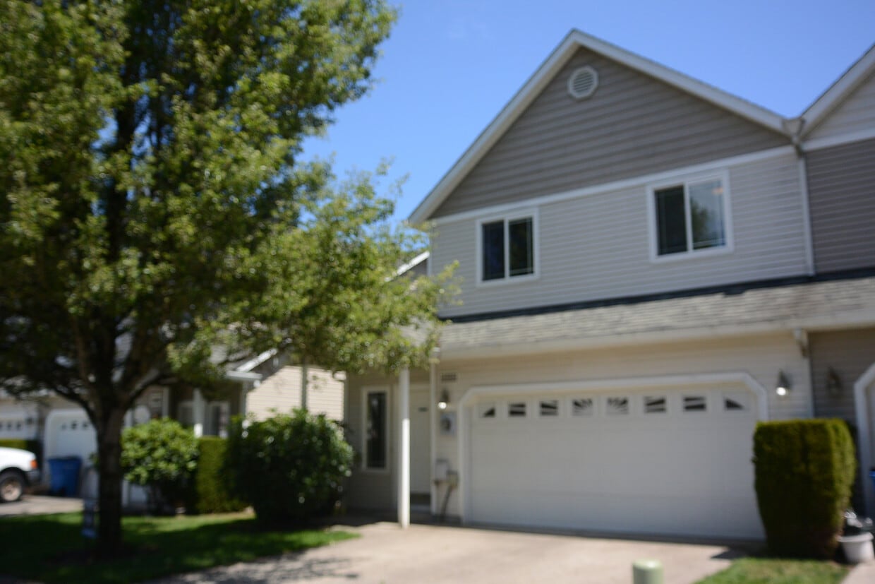 Photo - Beautiful 3 Bedroom Townhome in Mountain View Center - 2203 NE 163rd Ave.