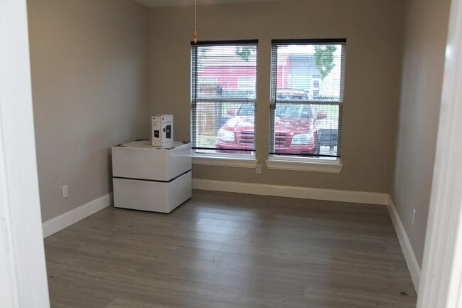 Photo - 5305 Southlea St