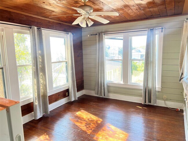 Photo - 703 W 11th St Unit 6