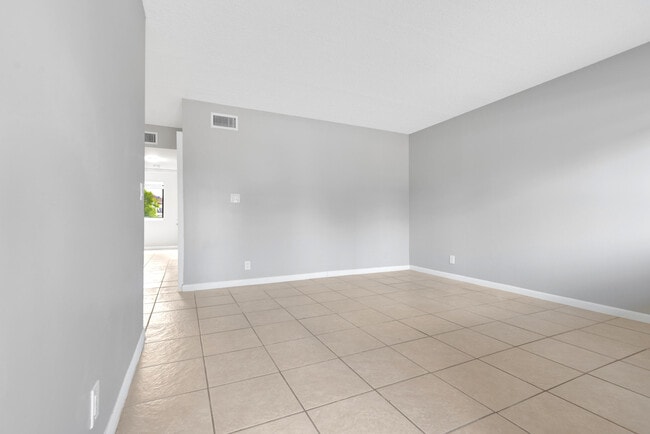 Building Photo - 400 Nottingham Cir Unit D