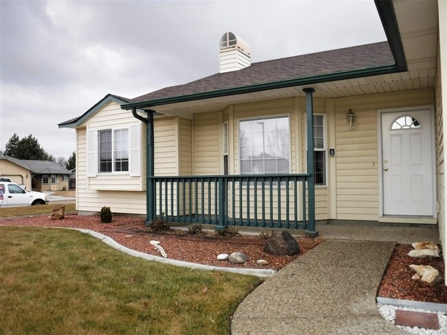 Photo - Beautiful single level home with 4 bed 2 bath, just off Indiana and E Ustick Rd.