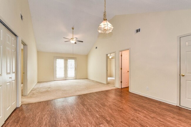 Photo - 665 Rushing St