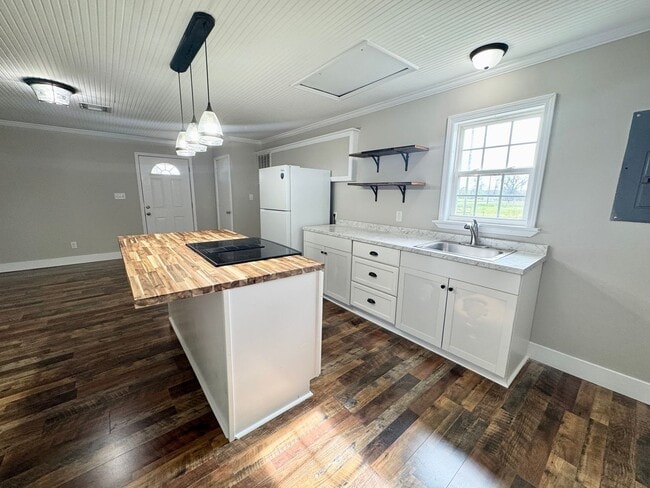 Photo - Country Cottage - Adorable 2 bedroom, 1 bath! Cute front porch & landscaping included!