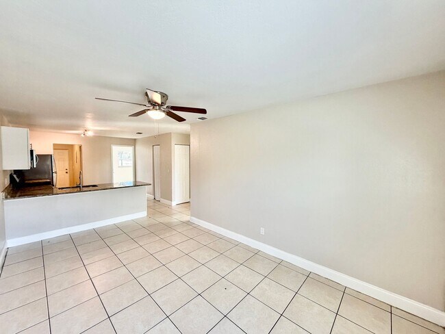 Photo - PIKUS (2001 46th Ter SW) Unidad #A