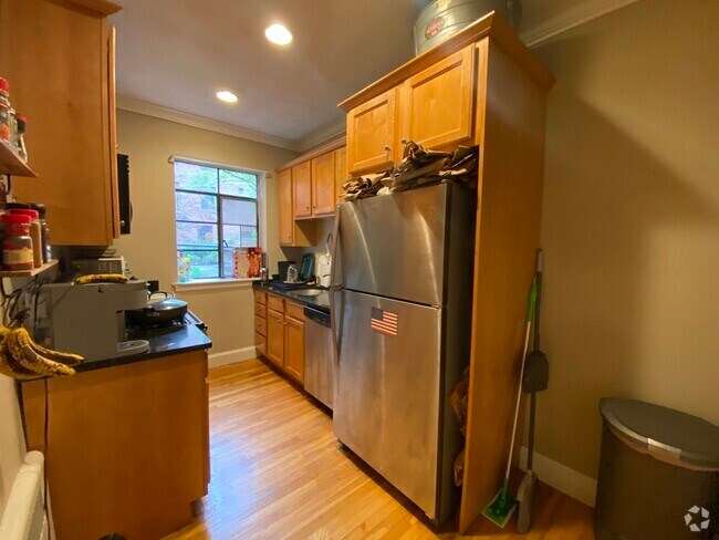 Building Photo - 93 Strathmore Rd Unit 1 Rental