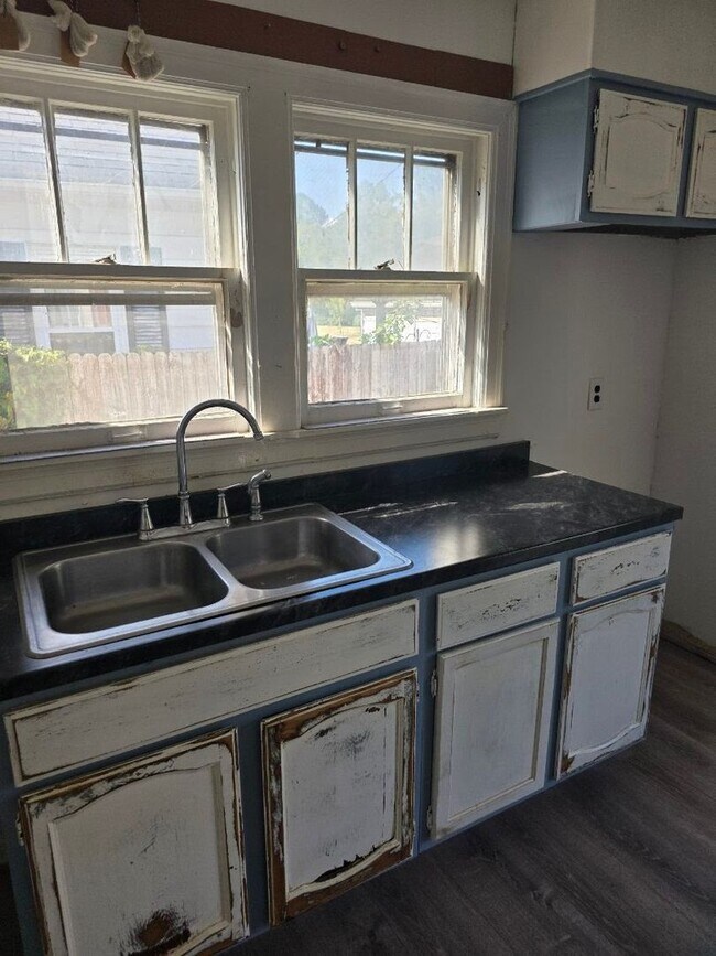 Photo - 4 Bed 1 bath $1300 Month