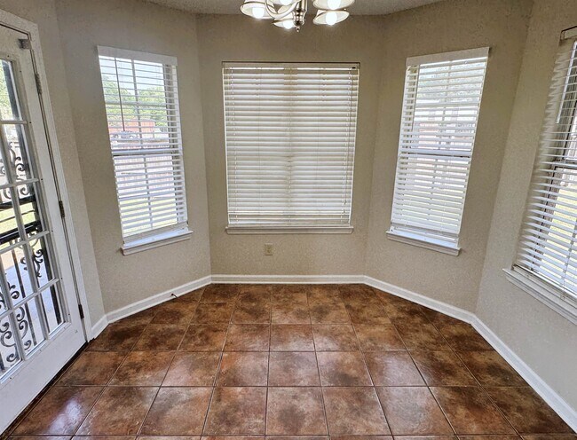 Photo - 6098 Ravenwood Lake Dr E