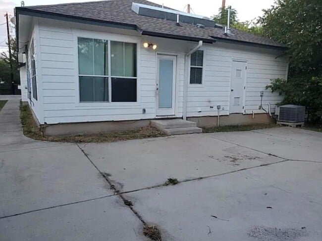 Photo - 203 E Pecan St